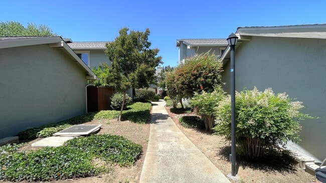 Building Photo - Concord Beautiful remodeled 3 bedroom 2 ba...