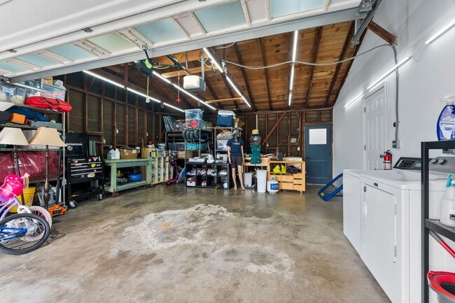 Building Photo - SPACIOUS 4 BEDROOM/2 BATHROOM HOME FOR REN...