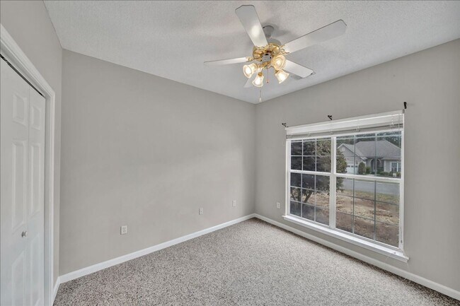 Building Photo - Country Club Living