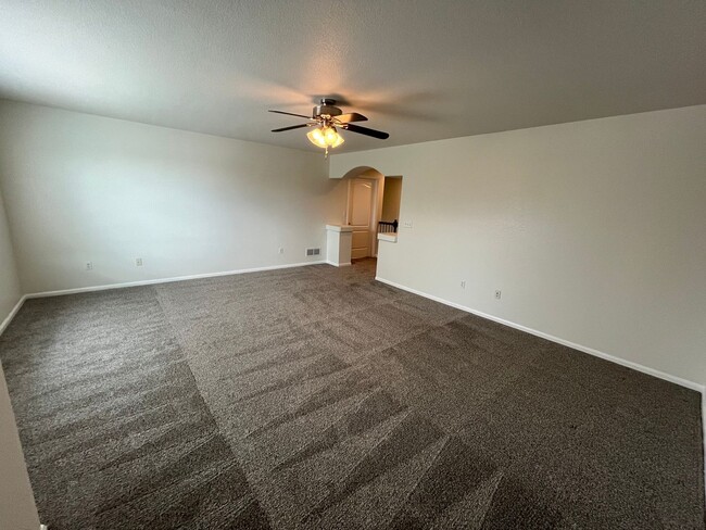 Building Photo - 5 Bed, 3.5 Bath with A/C, Available Now! -...