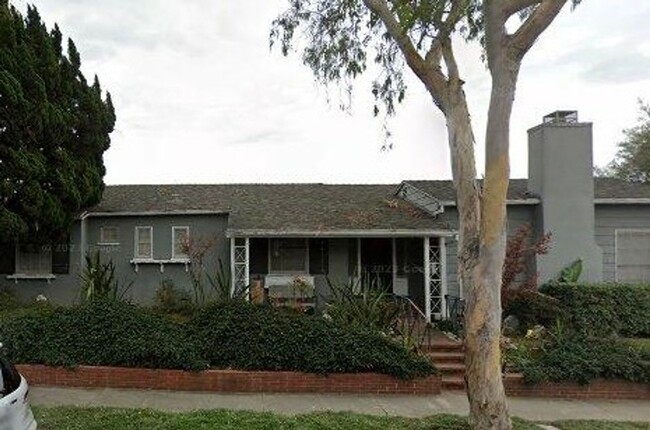 Building Photo - 10374 La Grange Ave