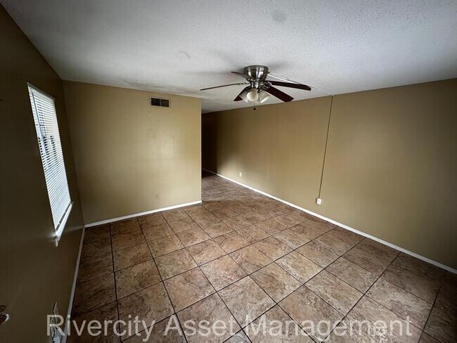 Building Photo - Charming Duplex Near University of Memphis...