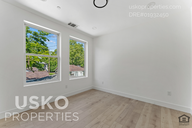 Building Photo - "Chic Urban Living: Spacious 2-Bed, 2-Bath...