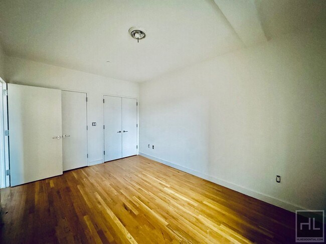 Building Photo - large rent stabilized one bedroom with pri...