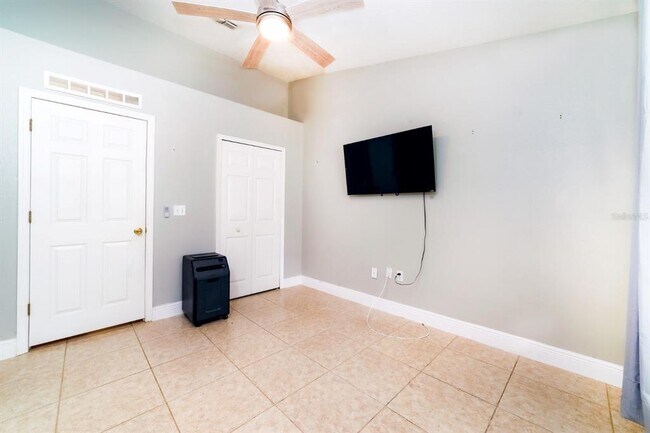 Building Photo - 5545 Bess Ln
