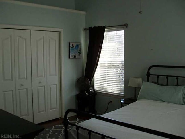 Building Photo - CHESAPEAKE UPDATED END-UNIT TOWNHOME