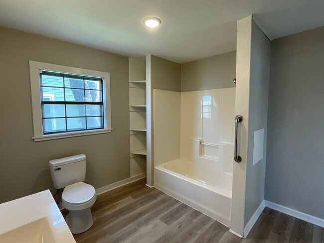 Building Photo - Newly Updated 2 bedroom / 1 bathroom house...