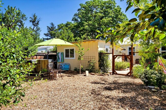 Building Photo - 2 Bedroom Cottage in the North End with to...