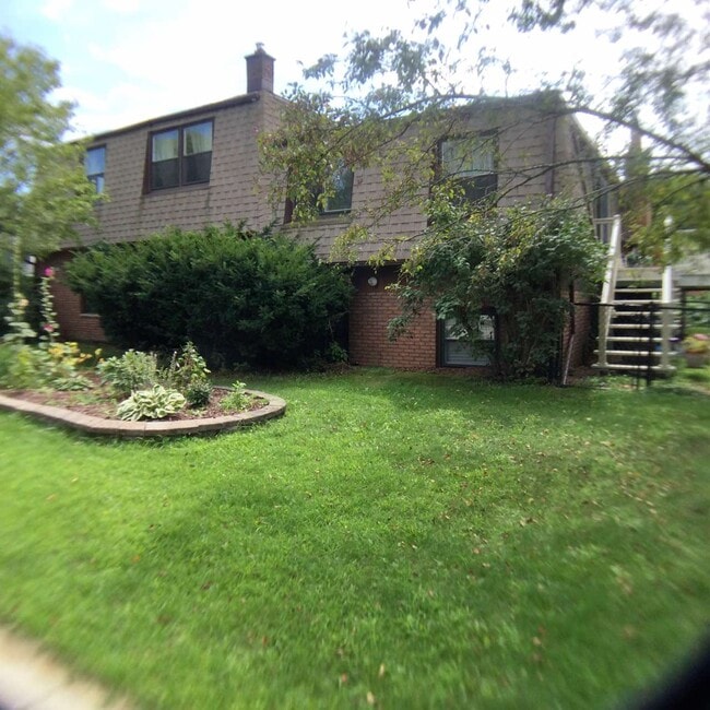 Building Photo - 201 W Oak St