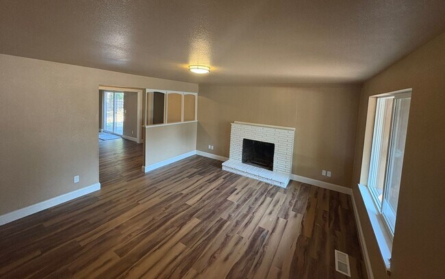 Building Photo - Move-In Special $500 off first month rent