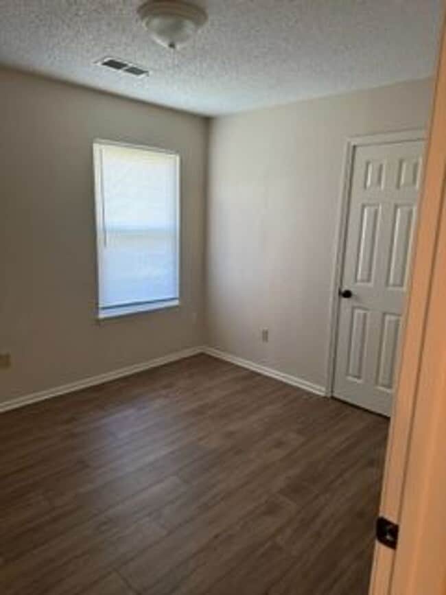 Building Photo - 3 Bed/1.5 Bath Home in Lees Summit!