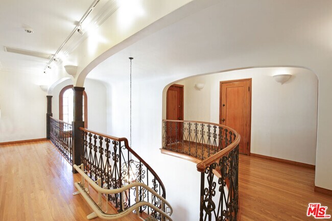Building Photo - 6538 Cahuenga Terrace