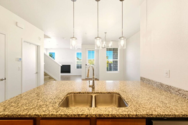 Building Photo - Bright and Airy 2 Bed 2.5 Bath Townhome in Cherry Creek Schools!