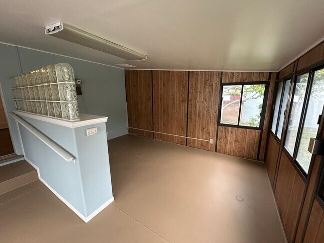 Building Photo - 3 bedroom home - Nice neighborhood, close ...