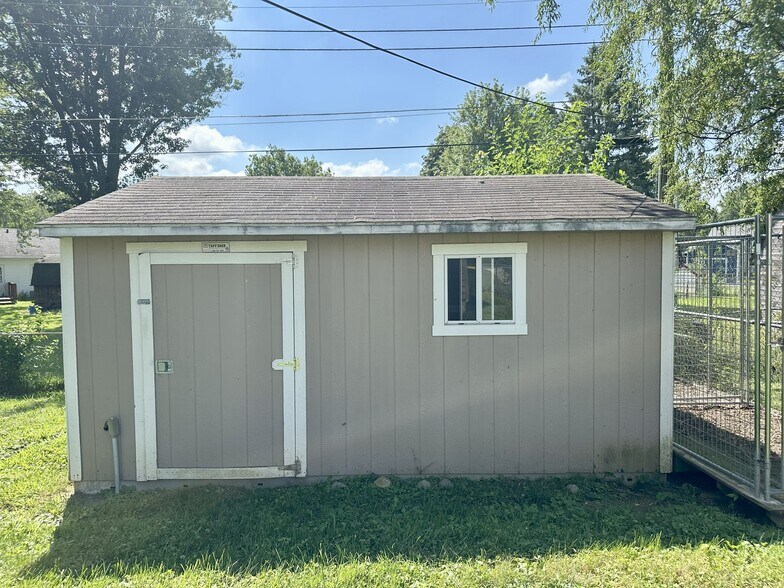 Building Photo - 227 Creekwood Dr