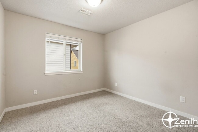 Building Photo - 5618 NE 74th Ct