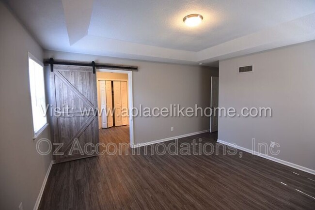 Building Photo - 1001 S Kenwood St