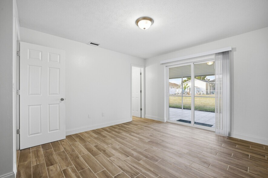 Building Photo - 1145 SW 44th Ter