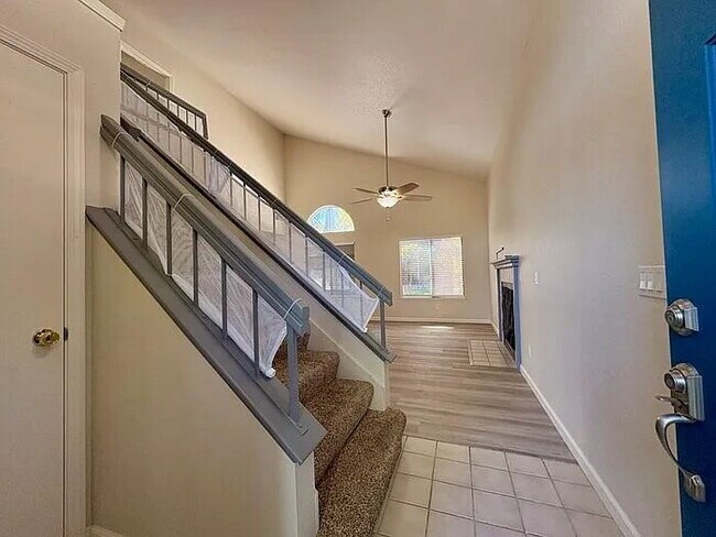Building Photo - Beautiful 3 bedroom 2.5 bathroom in Antelope!