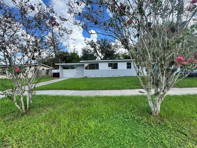 Building Photo - 1111 Romano Ave