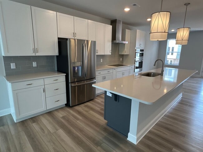 Building Photo - Luxury Condo in Raleigh - 3 beds|2.5 baths...