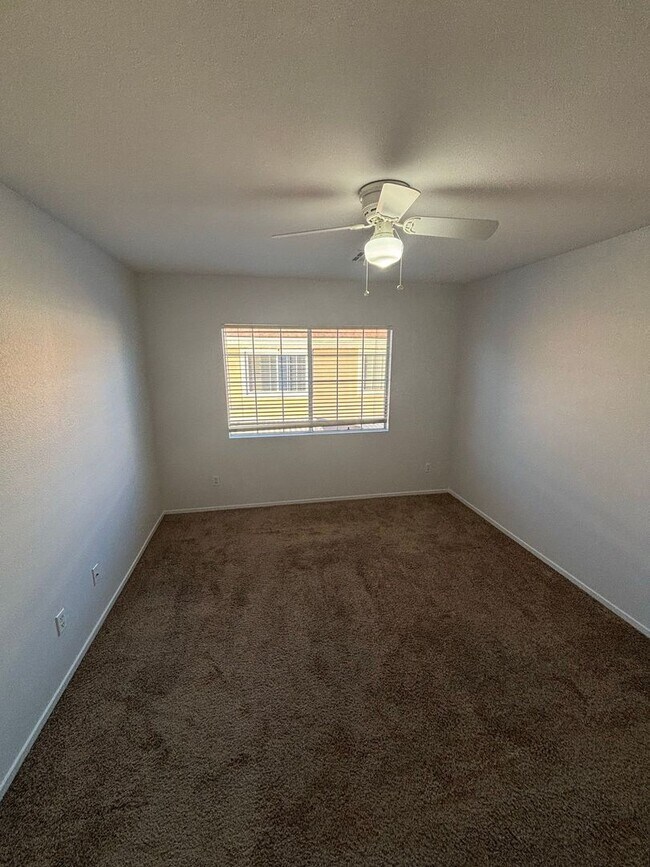 Building Photo - *GREAT TOWNHOME IN GATED "SILVERADO RANCH COMMUNITY!!"