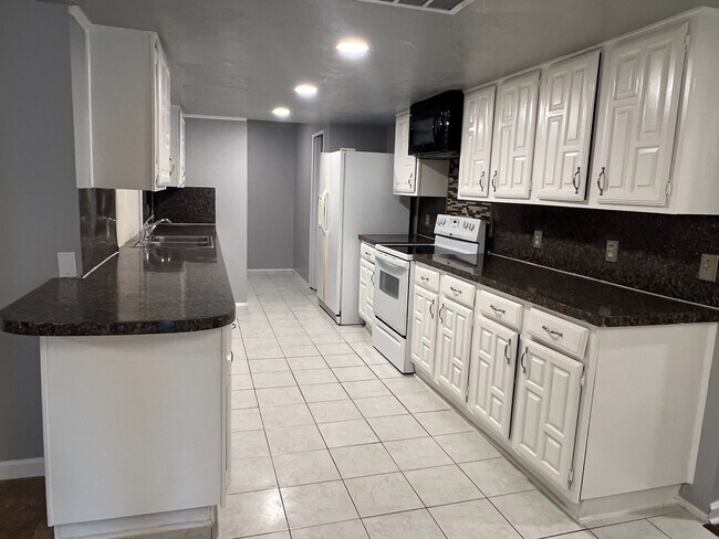 Building Photo - 8103 Edgebrook Forest Ct