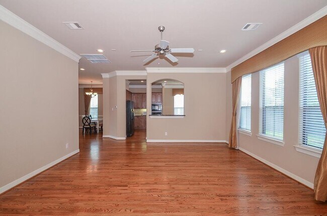 Building Photo - 3042 Royal Oaks Crest