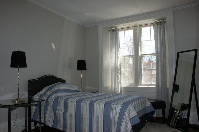 Building Photo - 35 Coggeshall Ave