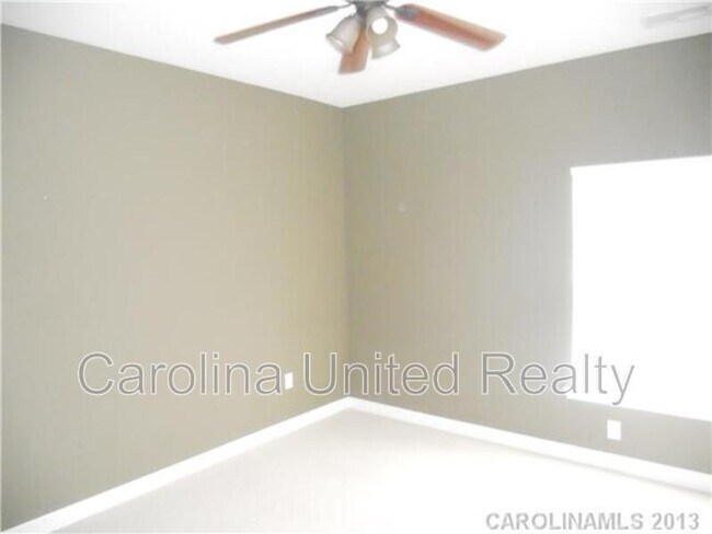 Building Photo - 10675 Hill Point Ct