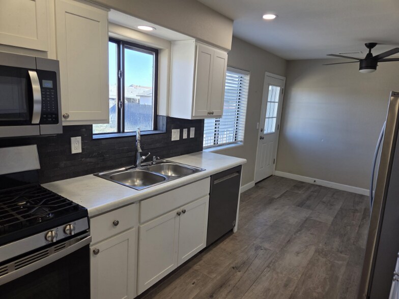 Building Photo - 2751 N Indian Wells Dr