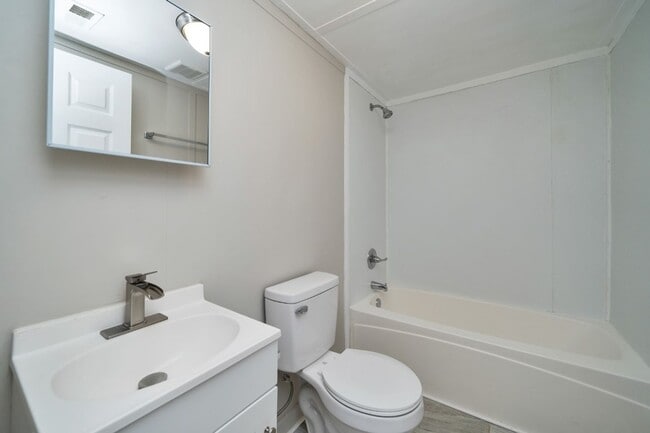 Building Photo - ? Adorable Bungalow Home in Highly Desirab...