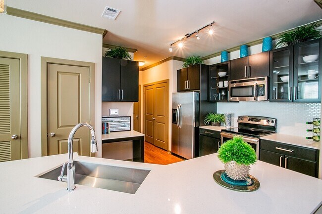 Primary Photo - Save Up to $700 – Move-In Special!