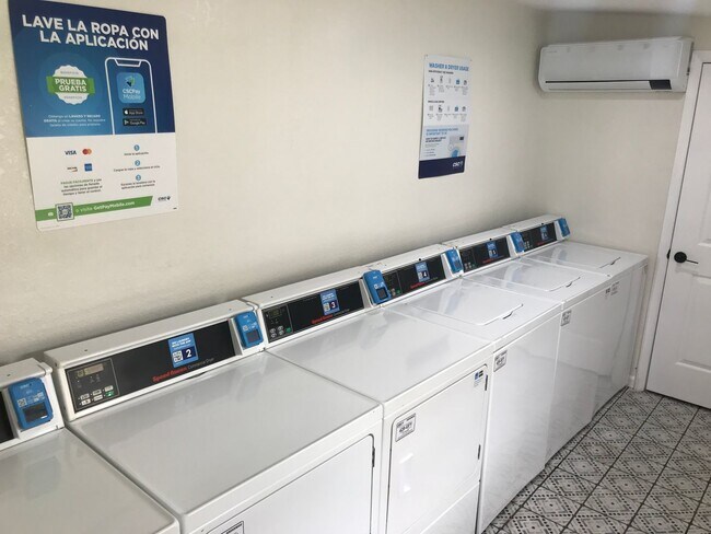 Building Photo - 1 Bed 1 Bath with Central Air Pet Friendly with Washer Dryer Hook Ups in Unit only $250 security ...