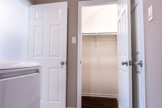 Building Photo - 623 Ash Mill Dr