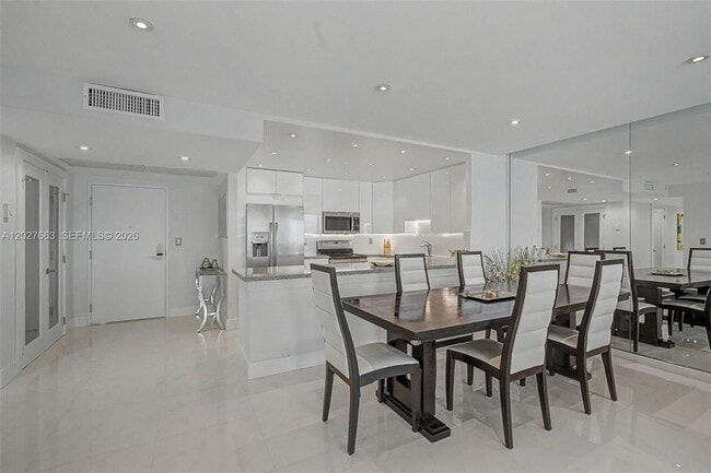 Building Photo - 2301 Collins Ave