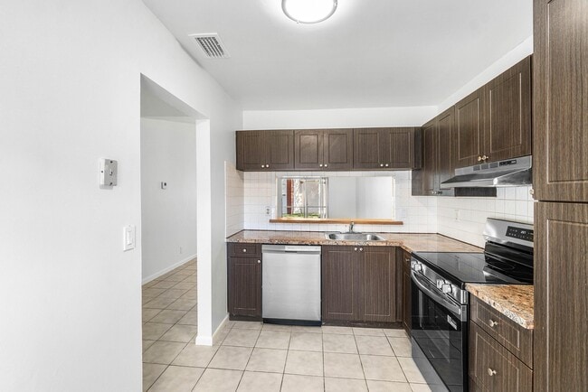 Building Photo - 9977 Three Lakes Cir