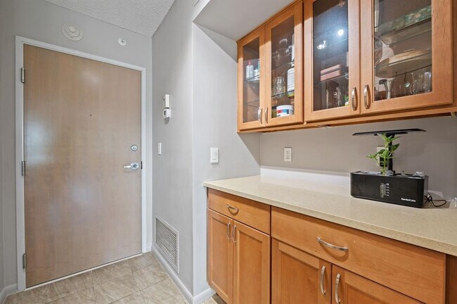 Building Photo - 340 Sunset Dr