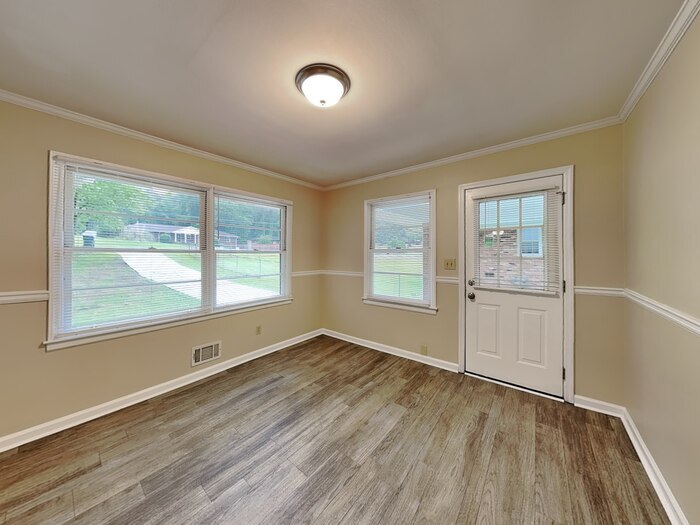 Building Photo - 760 Woodvalley Rd SW
