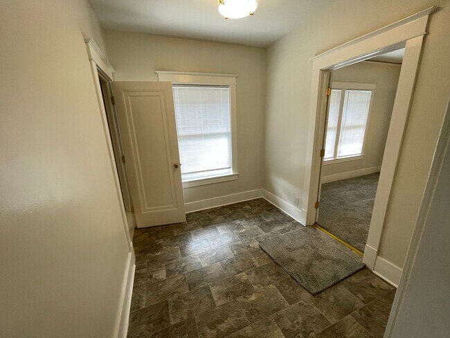 Building Photo - 1320-1322 Main Street Duplex
