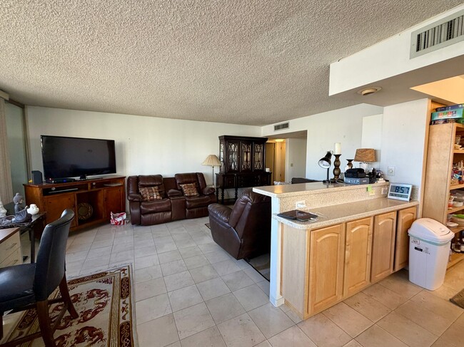 Building Photo - Gorgeous 2bedroom with amazing city views!