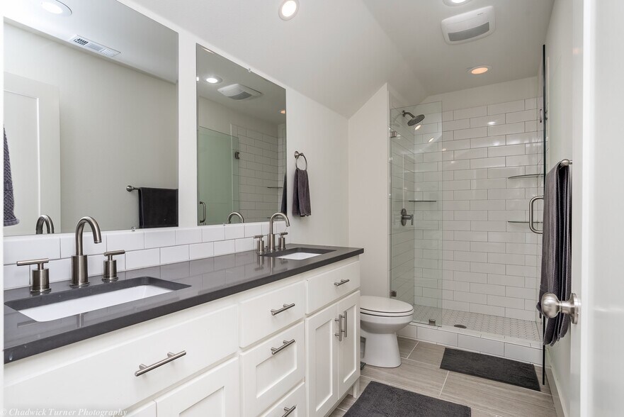 Building Photo - 306 NW H St