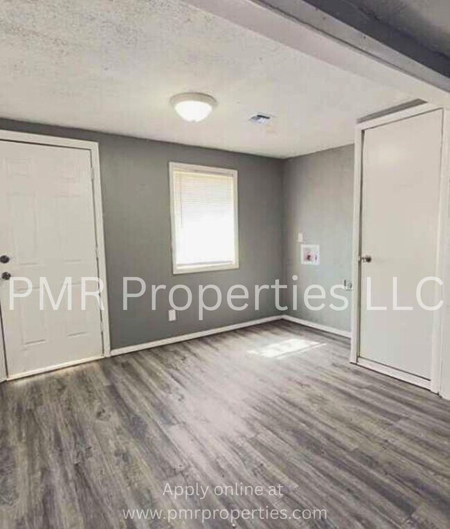 Building Photo - 2 Bedroom/ 1 Bathroom House