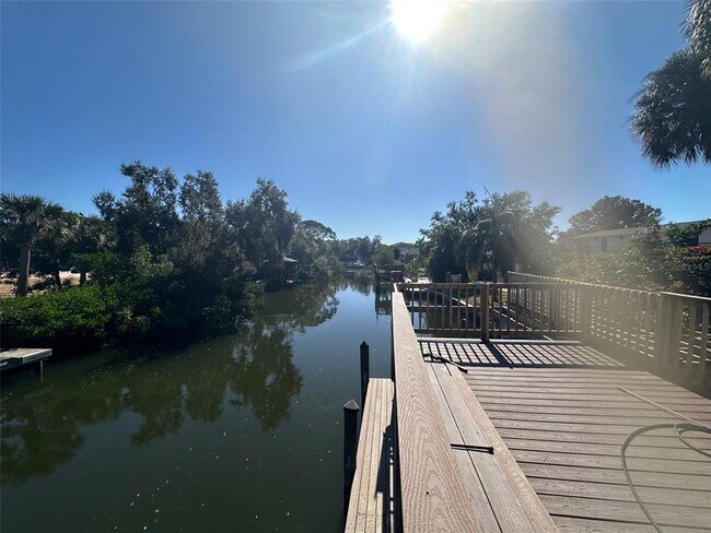 Building Photo - 2610 S Dundee St