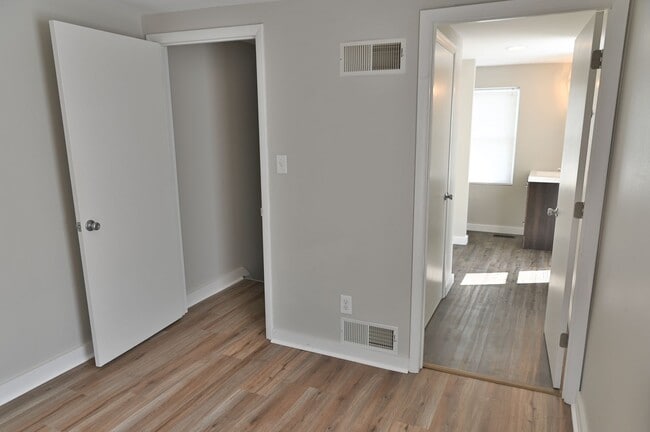 Building Photo - Eye-Catching 2 Bedroom in Heart of Midtown