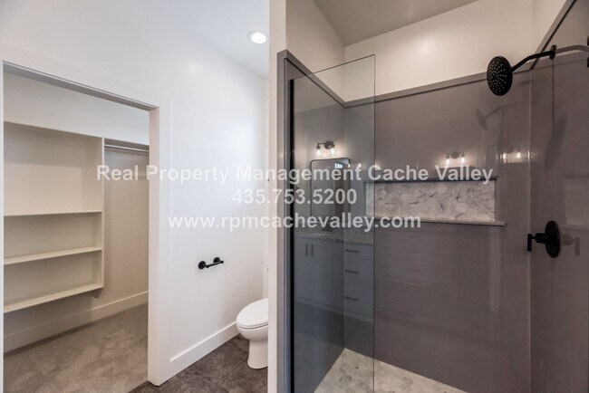 Building Photo - Gorgeous 3 br 2 bath home in Hyde Park! Ha...