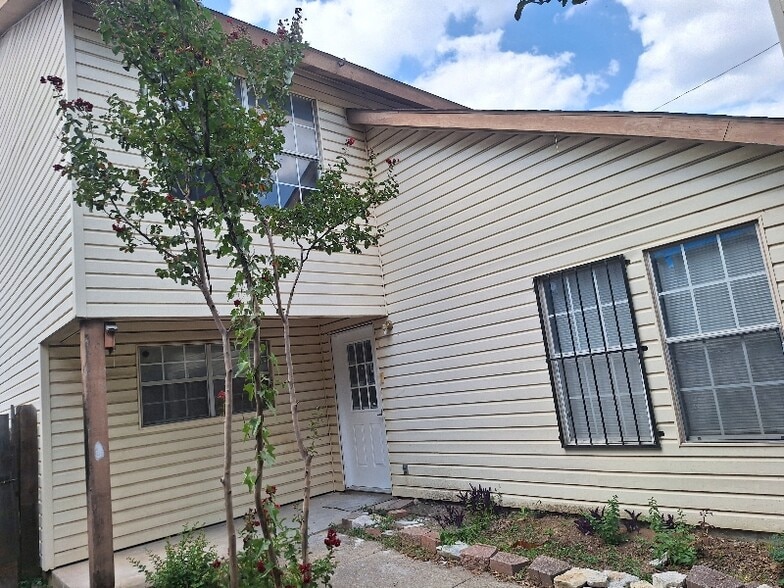 Primary Photo - 2123 Chatham Square Ct