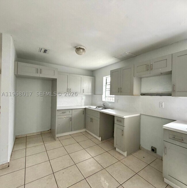 Building Photo - 137xx SW 32nd St