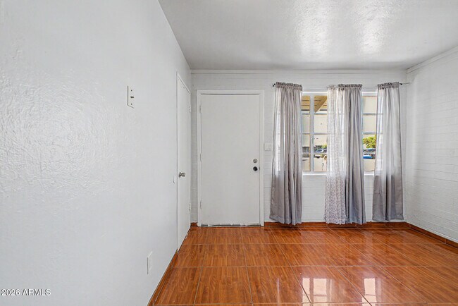 Building Photo - 1823 E Sunland Ave