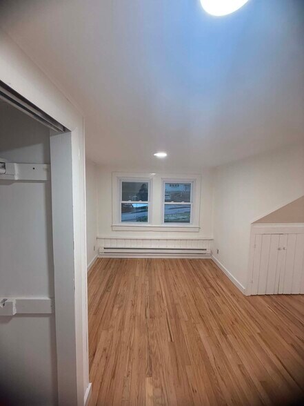Building Photo - 219 Willow Dr